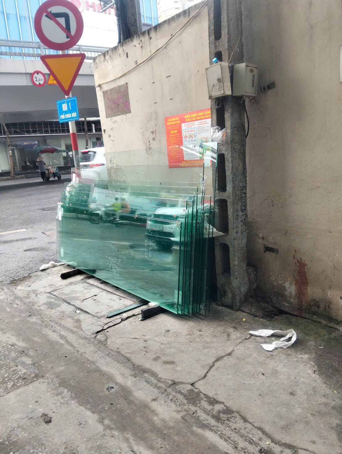 Các tấm kính xanh được tập kết an toàn bên đường